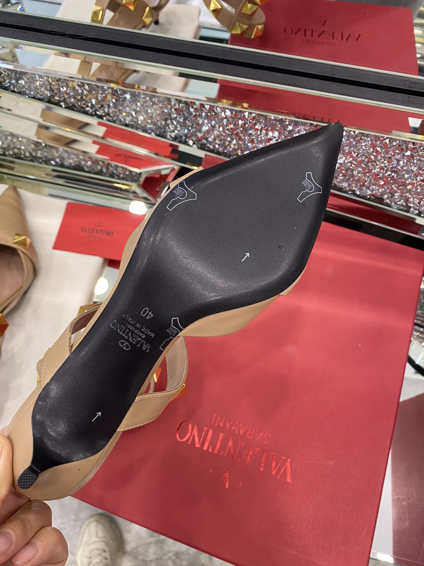 【Valentino】𝟐𝟎𝟐𝟏/𝐒𝐒 𝐧𝐞𝐰 Valentino studded sandals counter the latest series of very bright show series launched