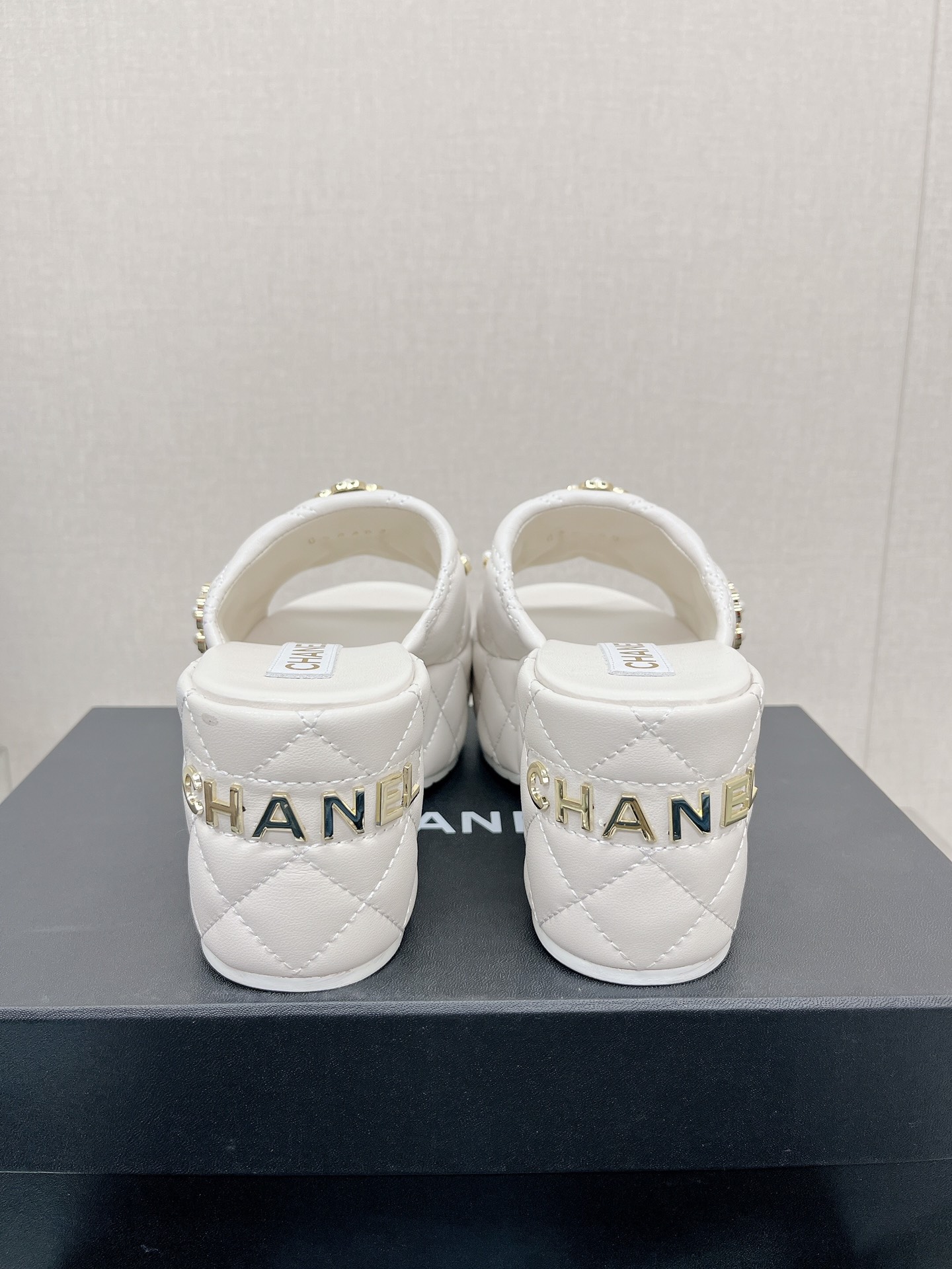 CHANEL water table thick bottom pearl flower slippers original rubber sole