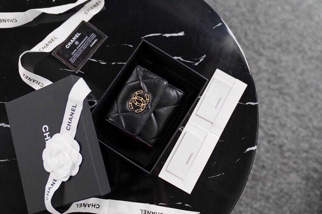 𝗖𝗛𝗔𝗘𝗡𝗟✦In goatskin leather 🐐 Wallet with short clip from the 19 series Black gold