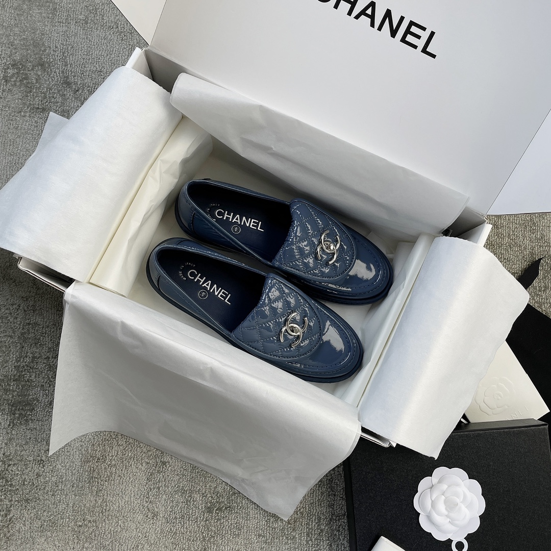 CHANEL a little retro with a flip-flop design through the dye leather sole