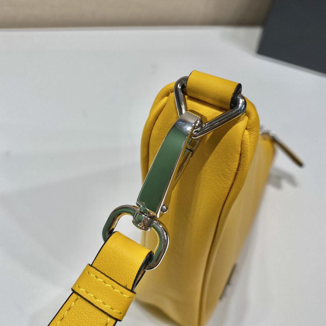 𝐏𝐑𝐀𝐃𝐀 Triangle Handbag 1NE039
