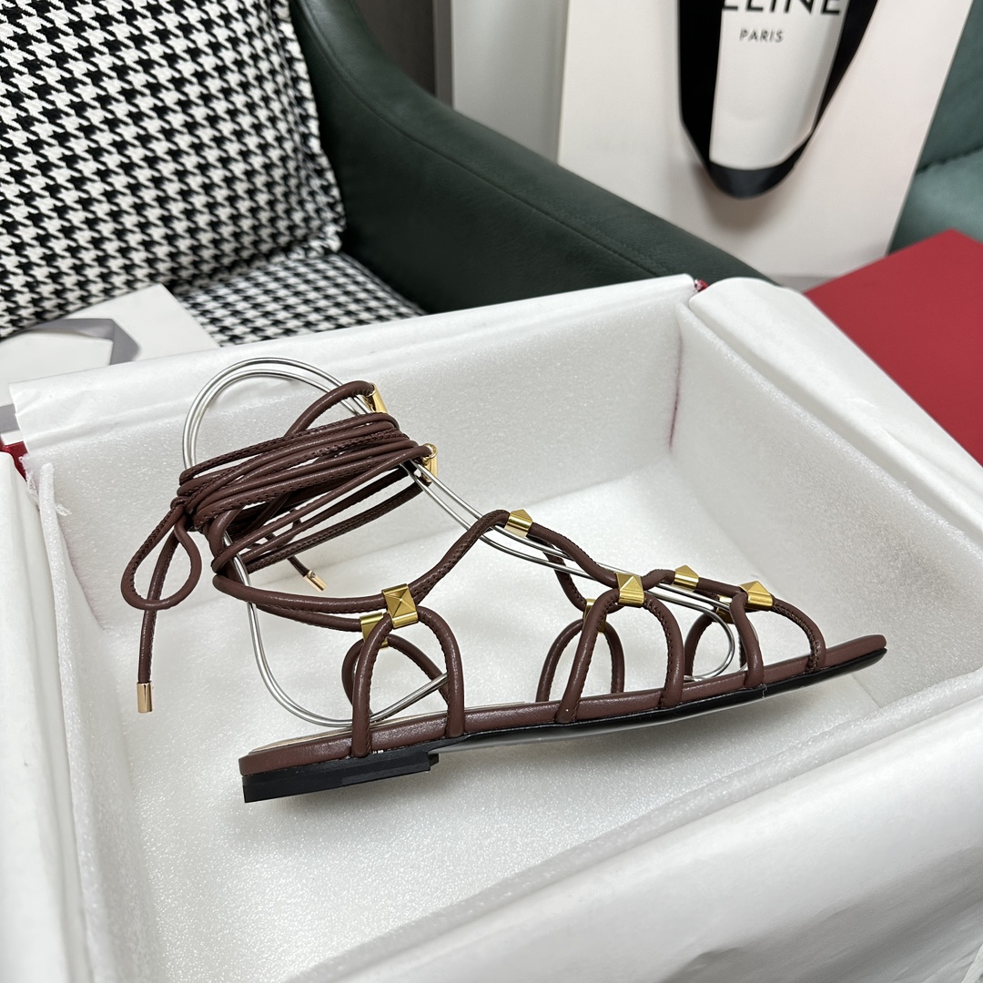 【Valentino】𝟐𝟎𝟐𝟏/𝐒𝐒 𝐧𝐞𝐰  Valentino's newest collection of Roman sandals with Italian printed leather soles