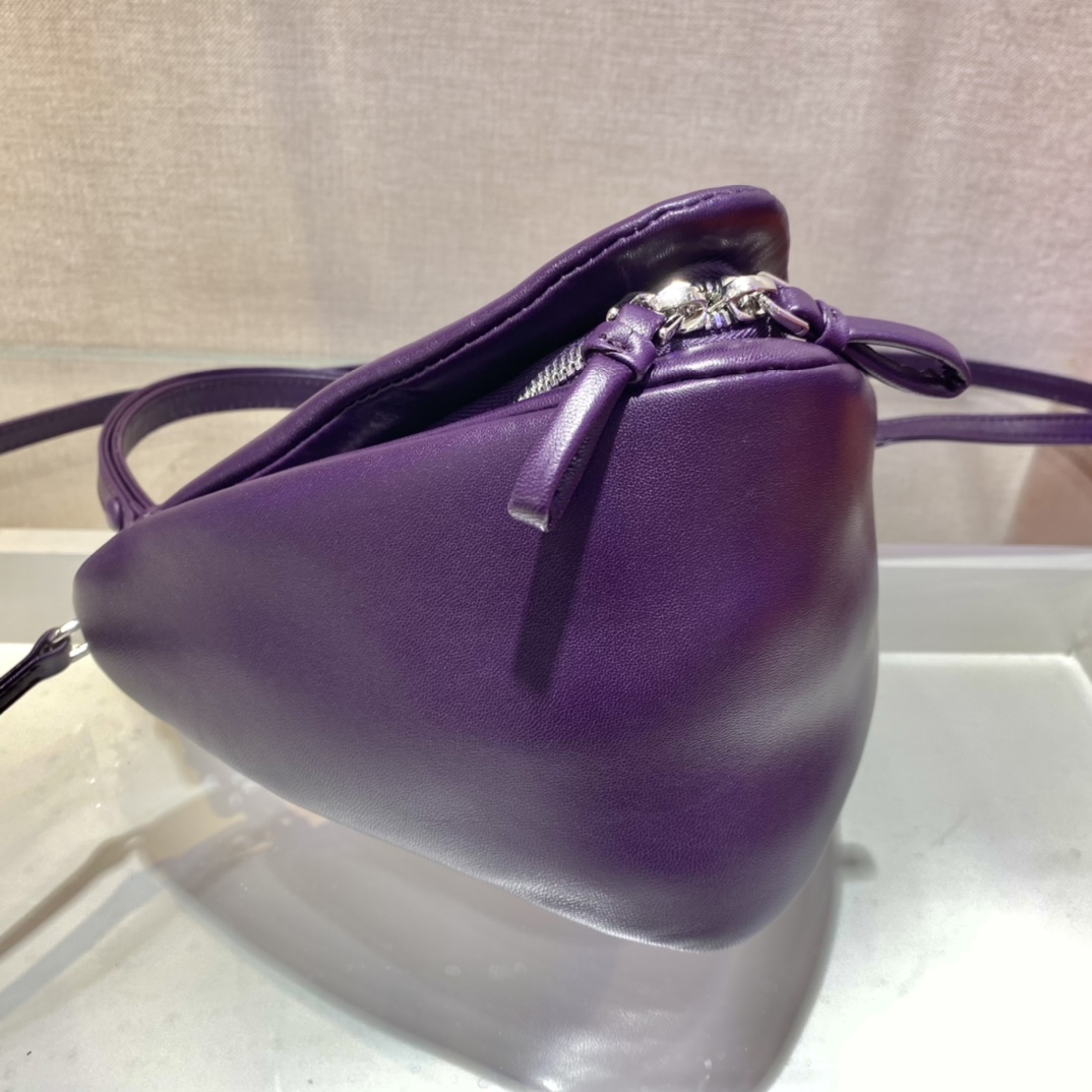 𝐏𝐑𝐀𝐃𝐀 New Women's Bag  1BA315