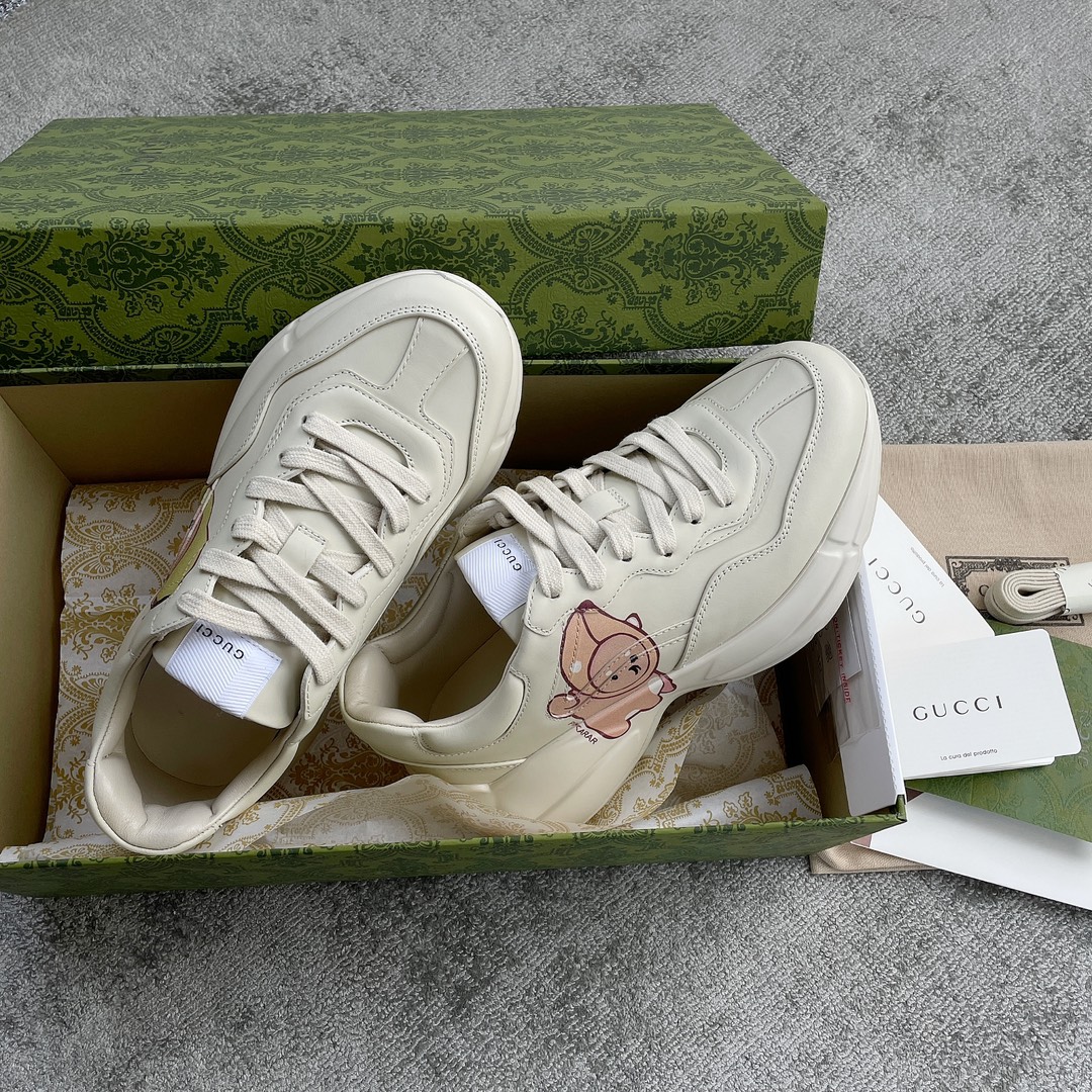 Gucci Pops This collection has a lot of flora and fauna elements Original material