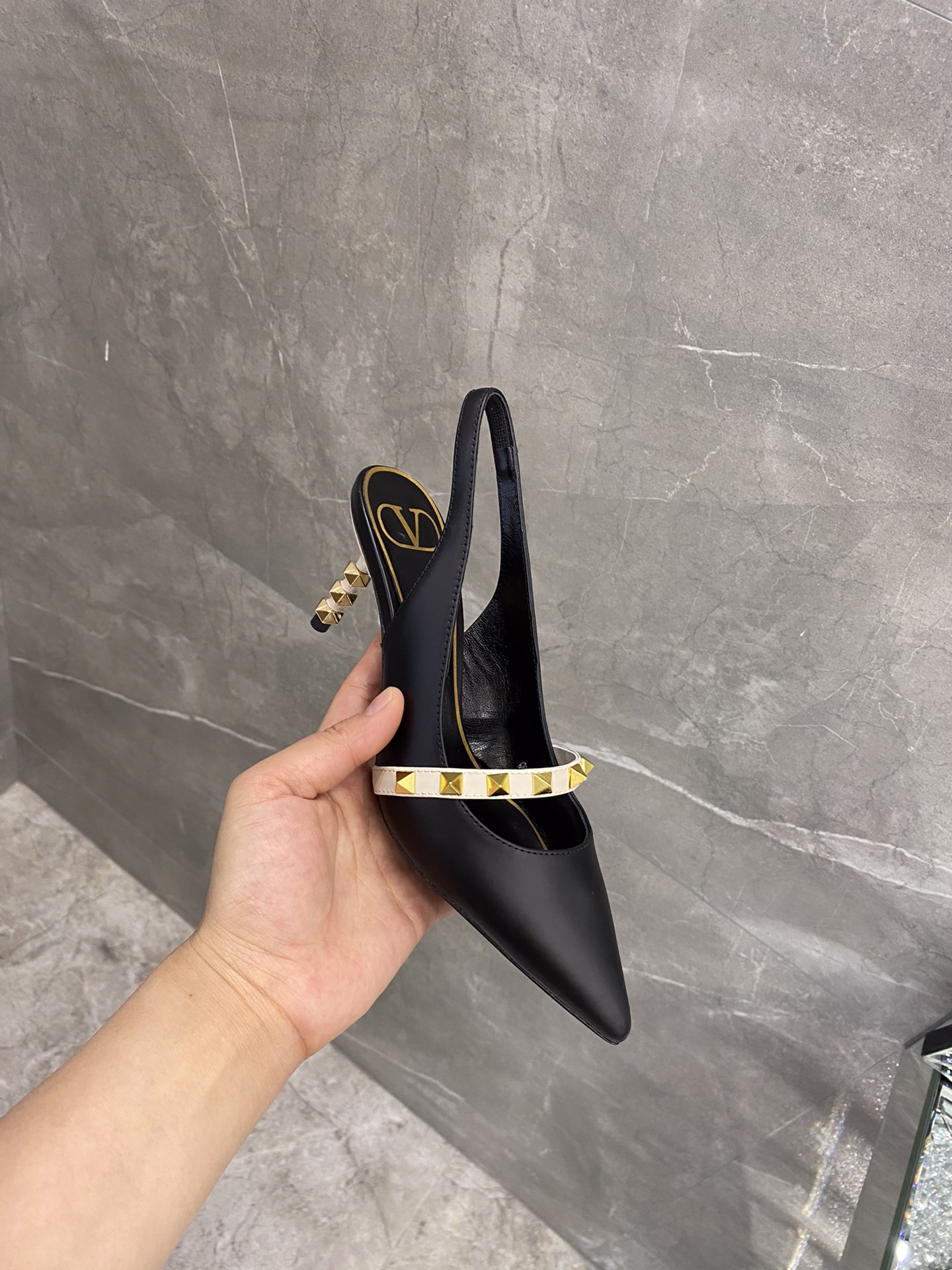 【Valentino】𝟐𝟎𝟐𝟏/𝐒𝐒 𝐧𝐞𝐰 The latest series of counter perfect details original matte open edge bead leather