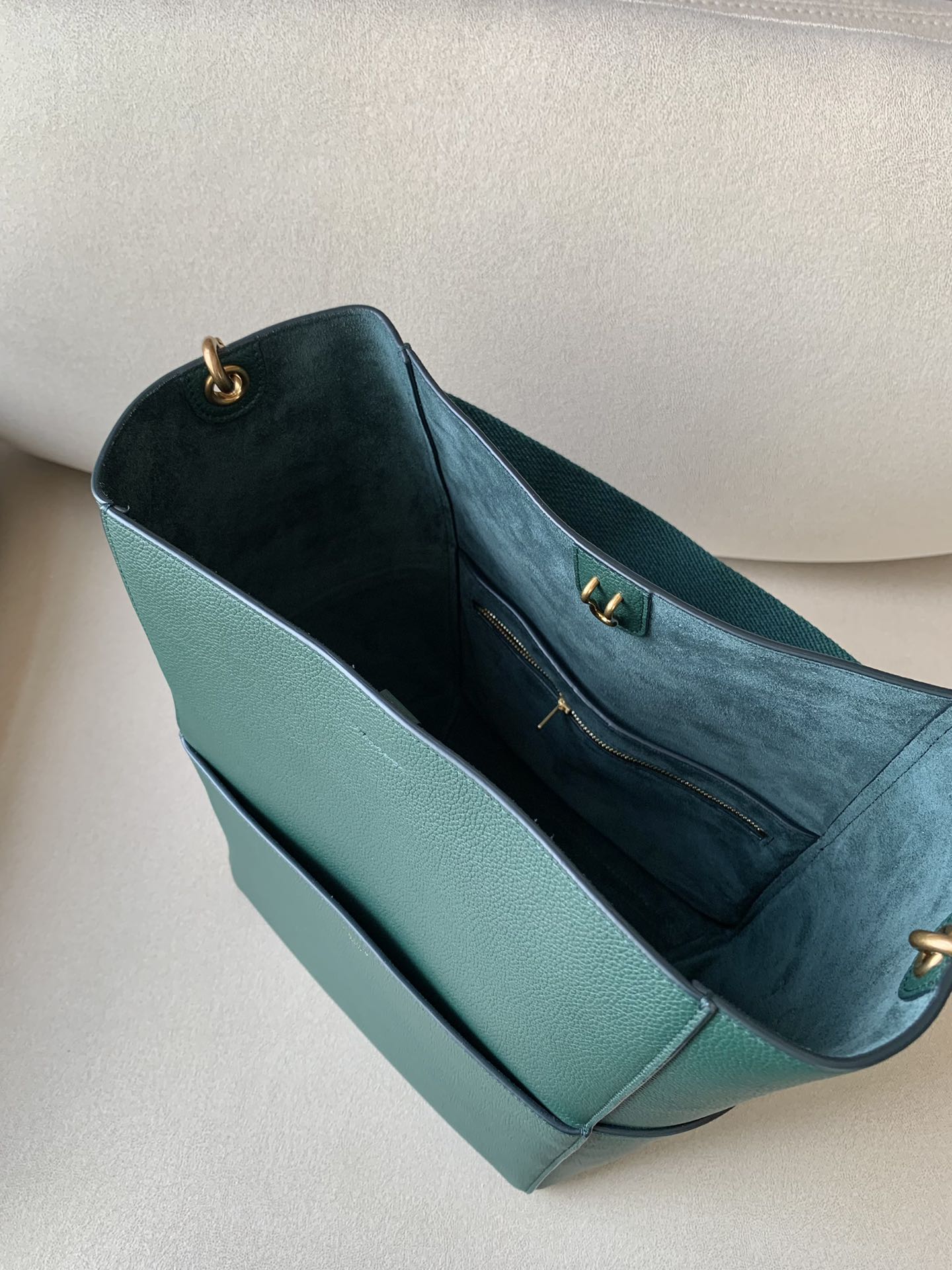 𝐂𝐞𝐥𝐢𝐧𝐞 SANGLE BUCKET bucket bag in soft grained calfskin