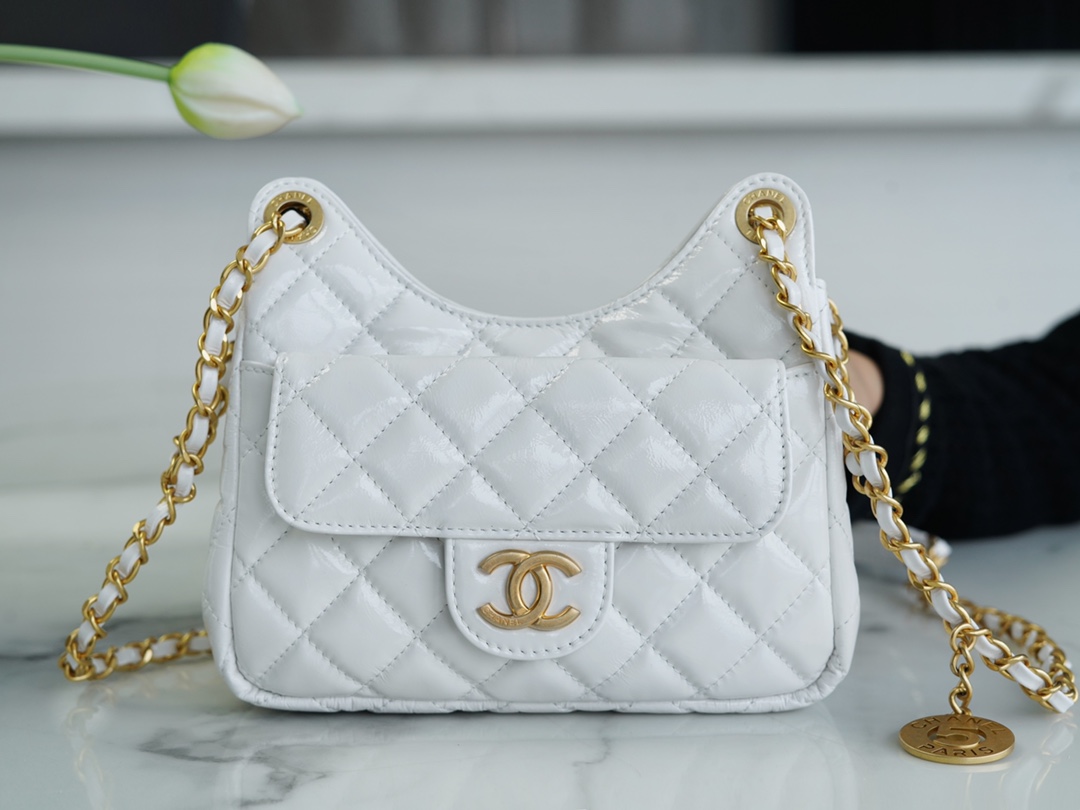 𝗖𝗛𝗔𝗡𝗘𝗟✦23𝑪 Early Spring Resort Collection Bright crinkled calfskin and gold metal Wave bag small white