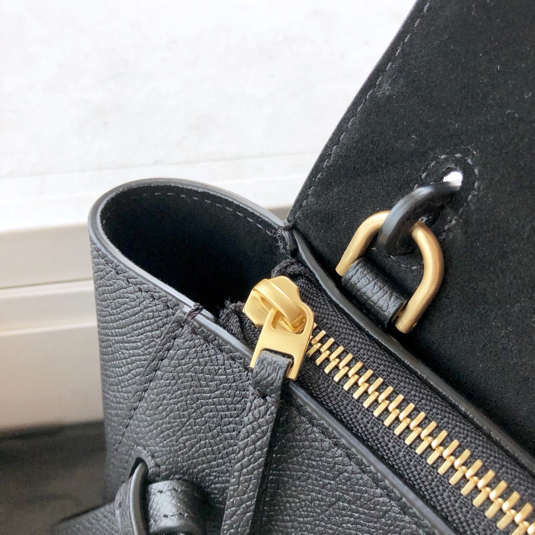 𝐂𝐞𝐥𝐢𝐧𝐞 𝐛𝐞𝐥𝐭 𝐩𝐢𝐜𝐨 𝟏𝟔𝐜𝐦 Grained Calfskin Bag