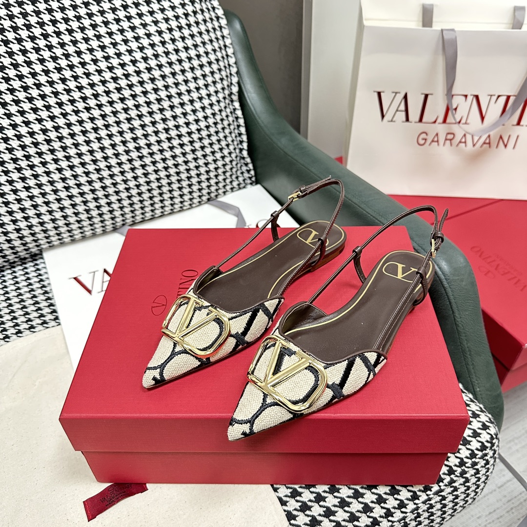 【Valentino】𝟐𝟎𝟐𝟏/𝐒𝐒 𝐧𝐞𝐰  Valentino's newest collection of Roman sandals with Italian printed leather soles
