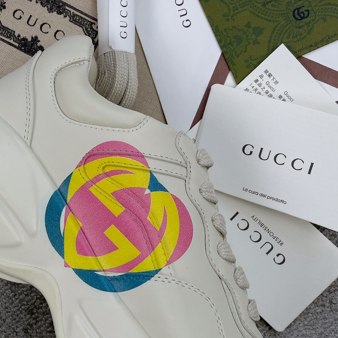 Gucci Pops This collection has a lot of flora and fauna elements Original material