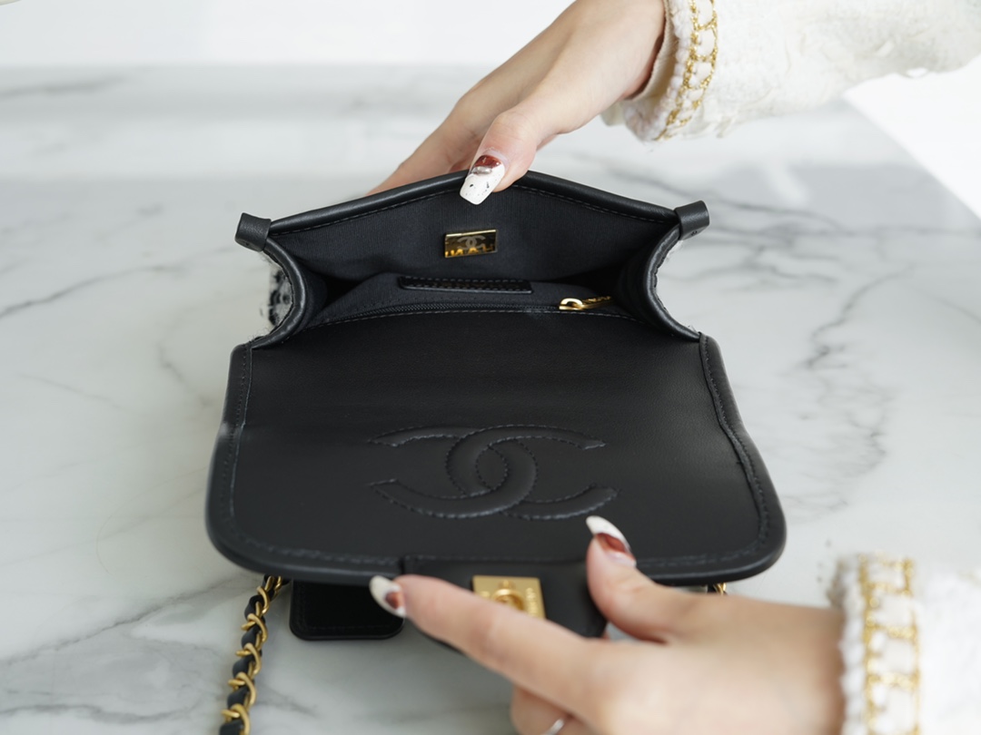 𝗖𝗛𝗔𝗡𝗘𝗟✦ Tweed 𝟮𝟮k Tweed Small Black and White Messenger Tofu Bag 🤍