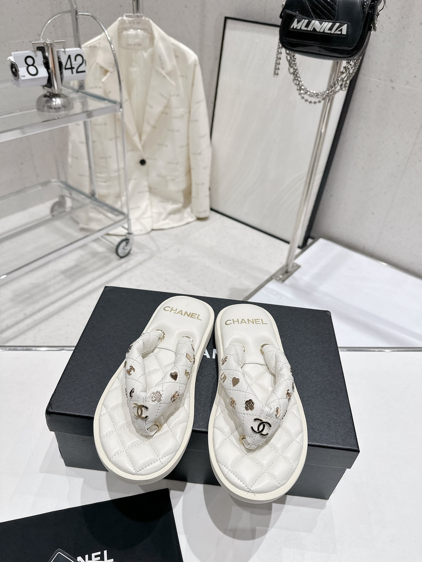 CHANEL summer new bread flip-flops clip toe flip-flops beach sandals