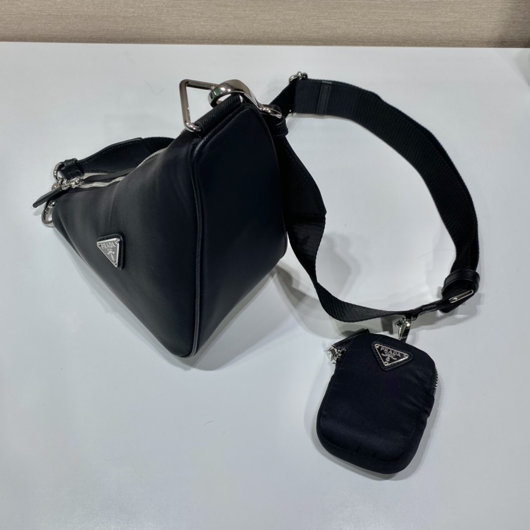 𝐏𝐑𝐀𝐃𝐀 Triangle Crossbody Bag