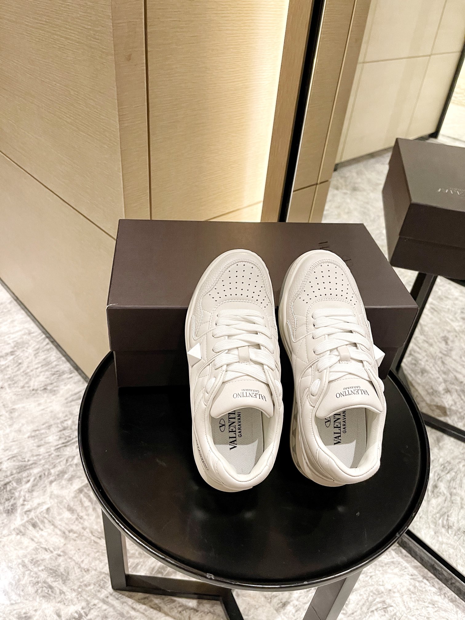 【Valentino】𝟐𝟎𝟐𝟏/𝐒𝐒 𝐧𝐞𝐰 Valentino 2021 fall and winter new one stud sneakers couples on the new