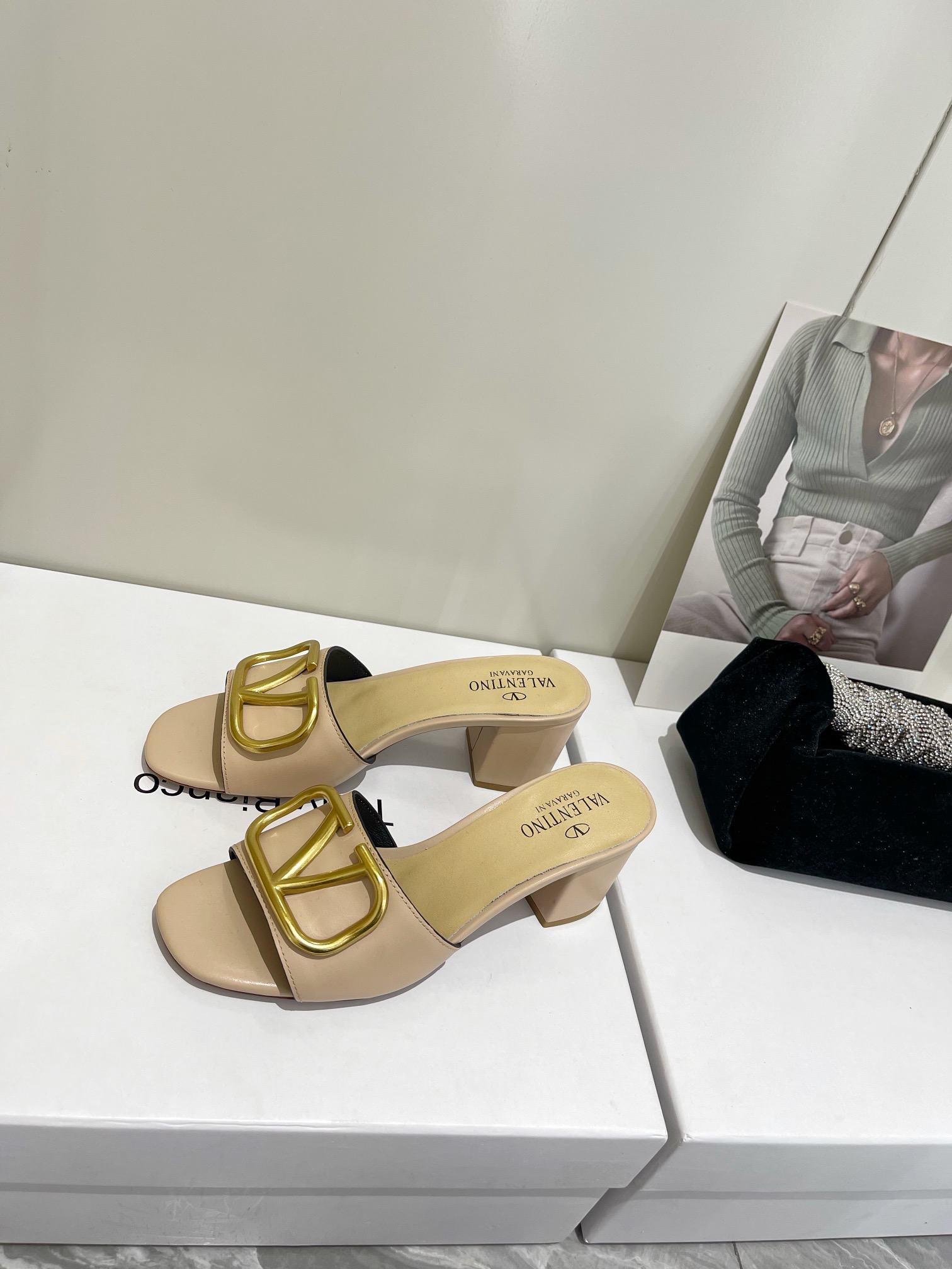 【Valentino】𝟐𝟎𝟐𝟏/𝐒𝐒 𝐧𝐞𝐰  Valentino 2022 / fw spring and summer new women's slippers