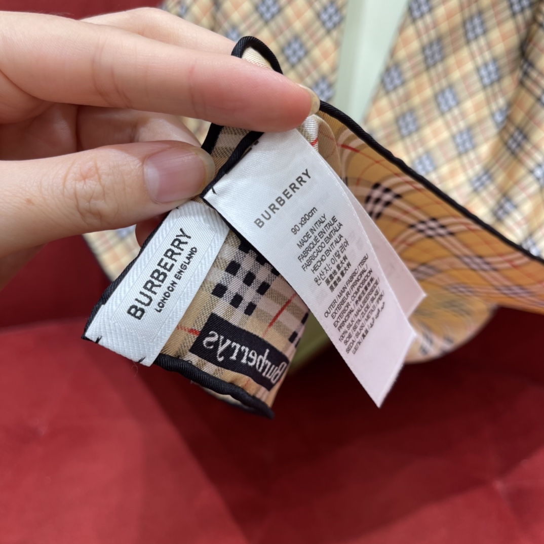 Burberry Perpetual Check 100% silk twill