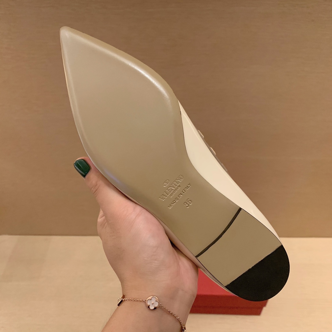 【Valentino】𝟐𝟎𝟐𝟏/𝐒𝐒 𝐧𝐞𝐰 Valentino studded flat shoes top version OEM level exclusive models