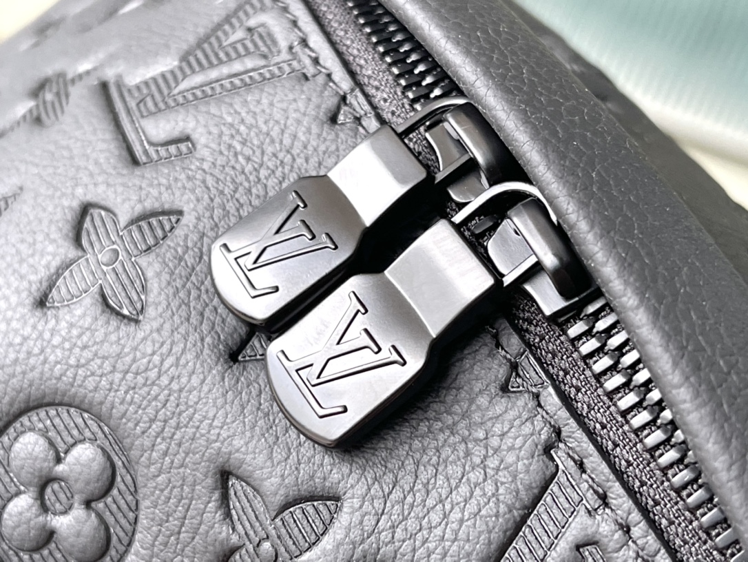 𝐋𝐎𝐔𝐈𝐒 𝐕𝐔𝐈𝐓𝐓𝐎𝐍  M46036 Discovery pocket