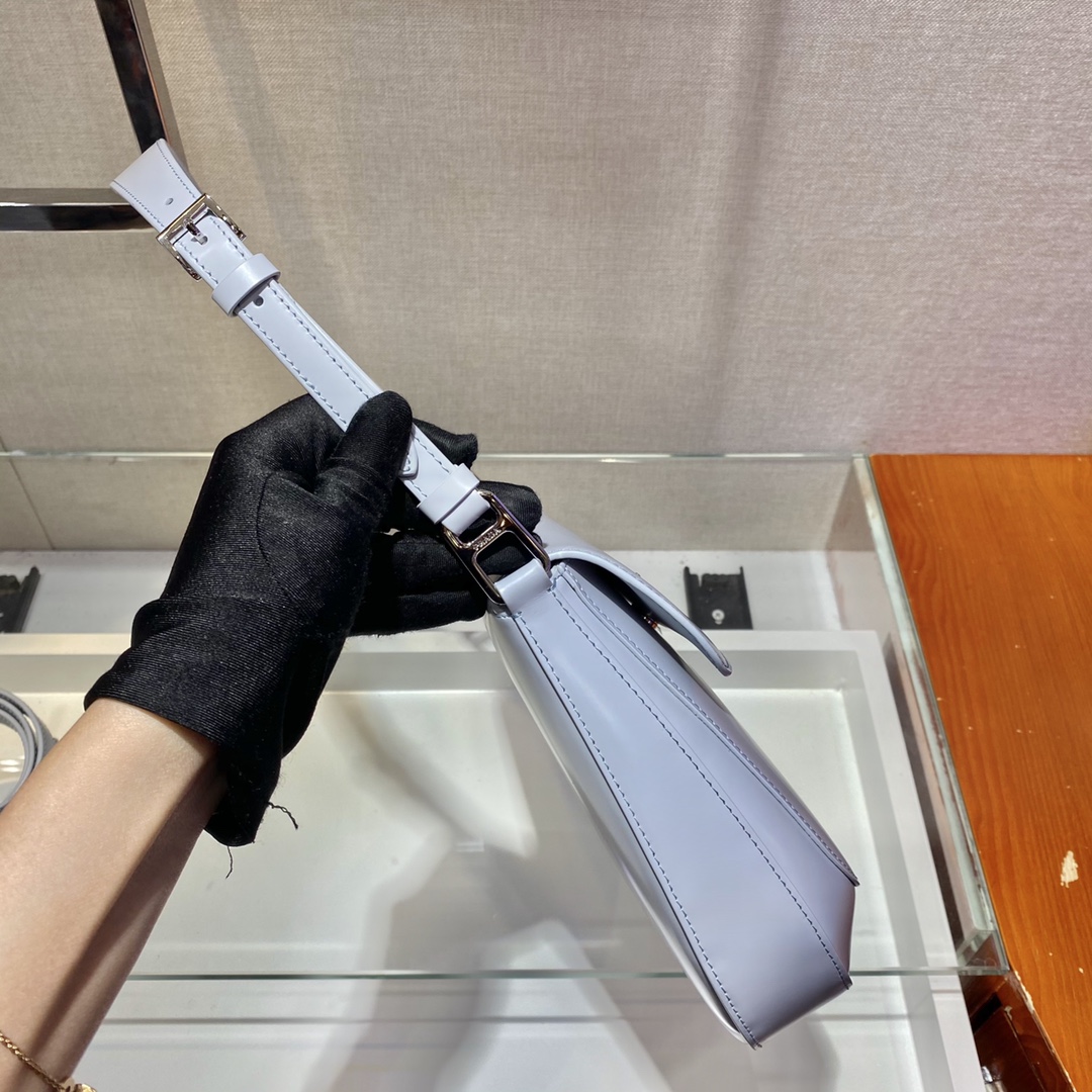 𝐏𝐑𝐀𝐃𝐀 Large flap w/ double shoulder strap 1BD303