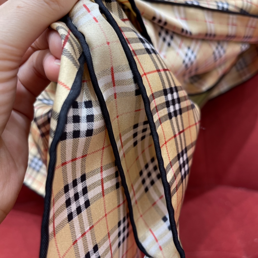 Burberry Perpetual Check 100% silk twill