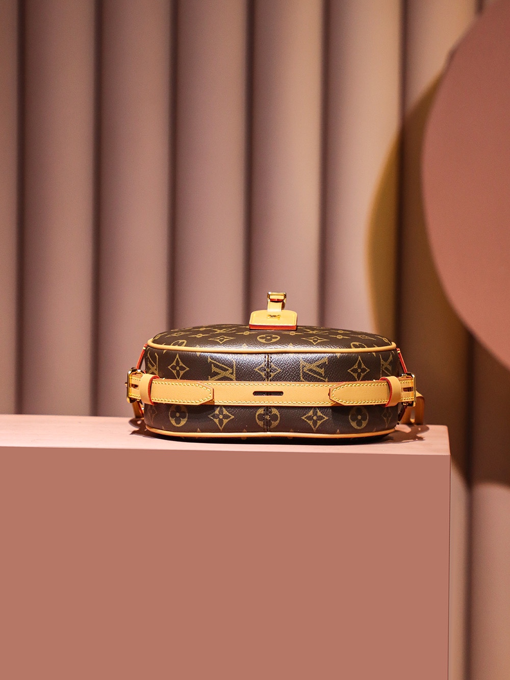 Louis Vuitton 𝐁𝐎𝐈𝐓𝐄 𝐂𝐇𝐀𝐏𝐄𝐀𝐔 𝐒𝐎𝐔𝐏𝐋𝐄 new version big soft cake M45747