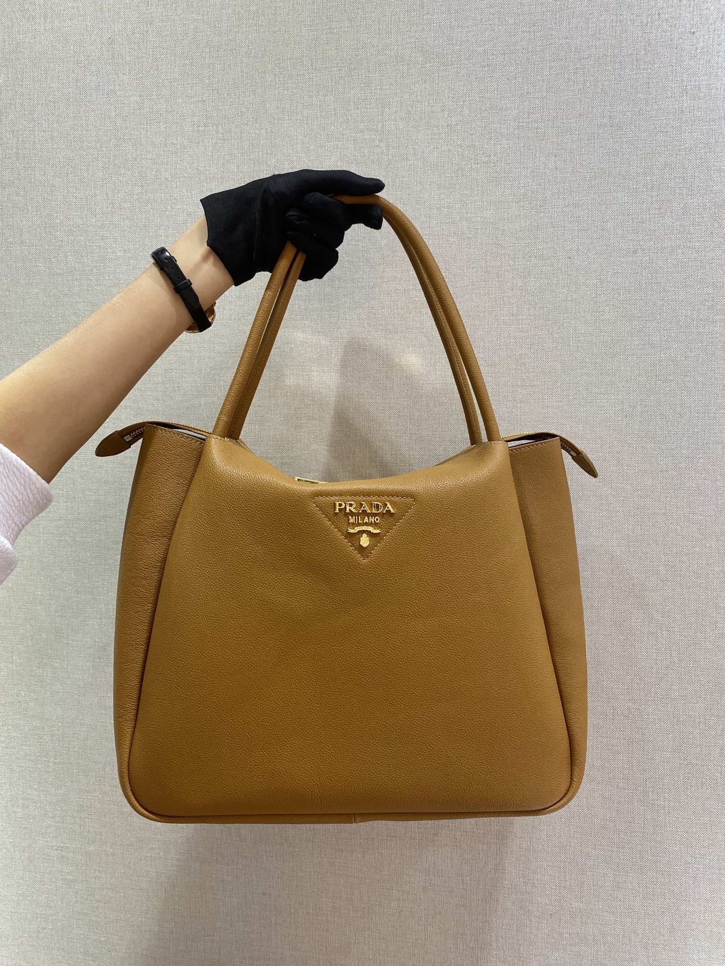 𝐏𝐑𝐀𝐃𝐀 New Model 1BC142