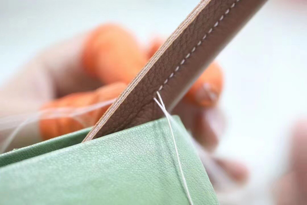 Hermes bag making process:Many special packages need to be completed by customization For example, H