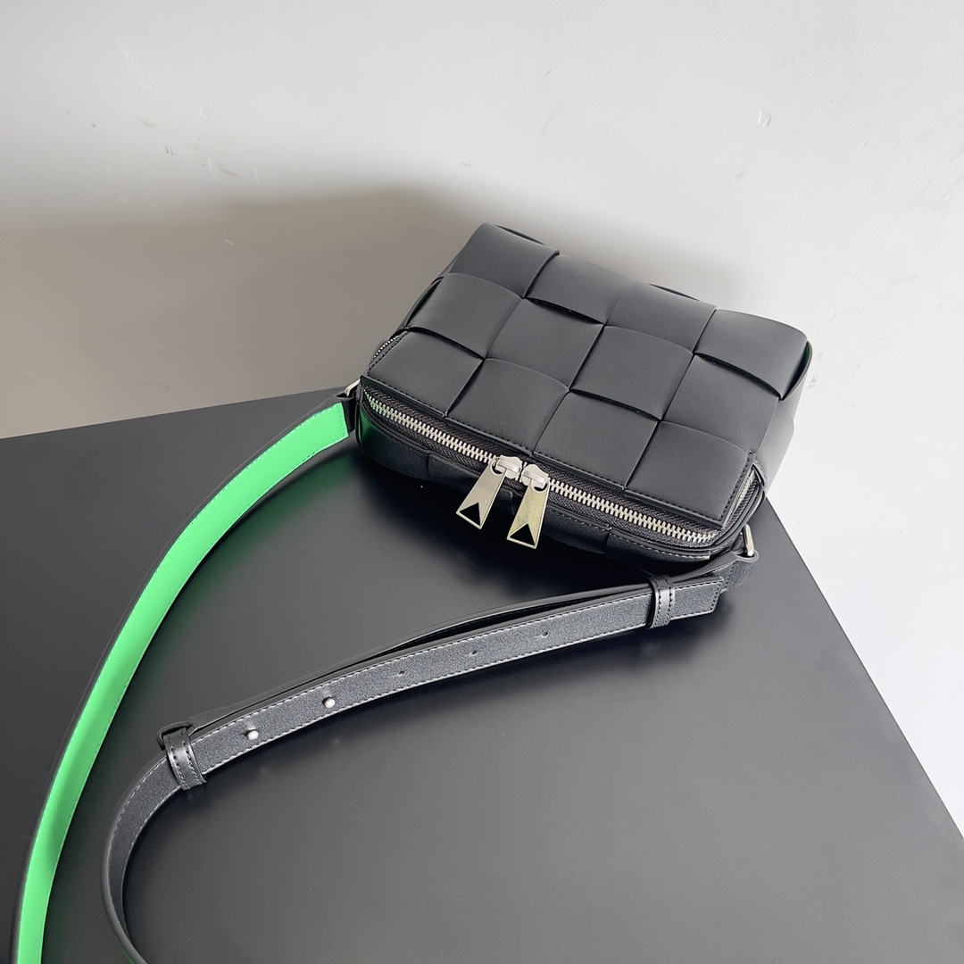 Bottega Veneta BV Men's Camera Bag Black with Green #730027