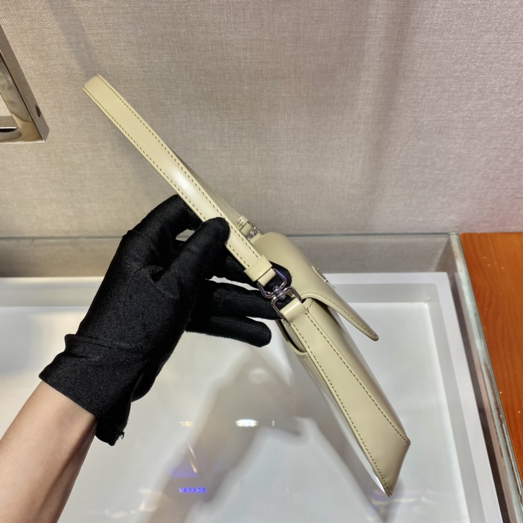 𝐏𝐑𝐀𝐃𝐀 New Underarm Bag 1BD311