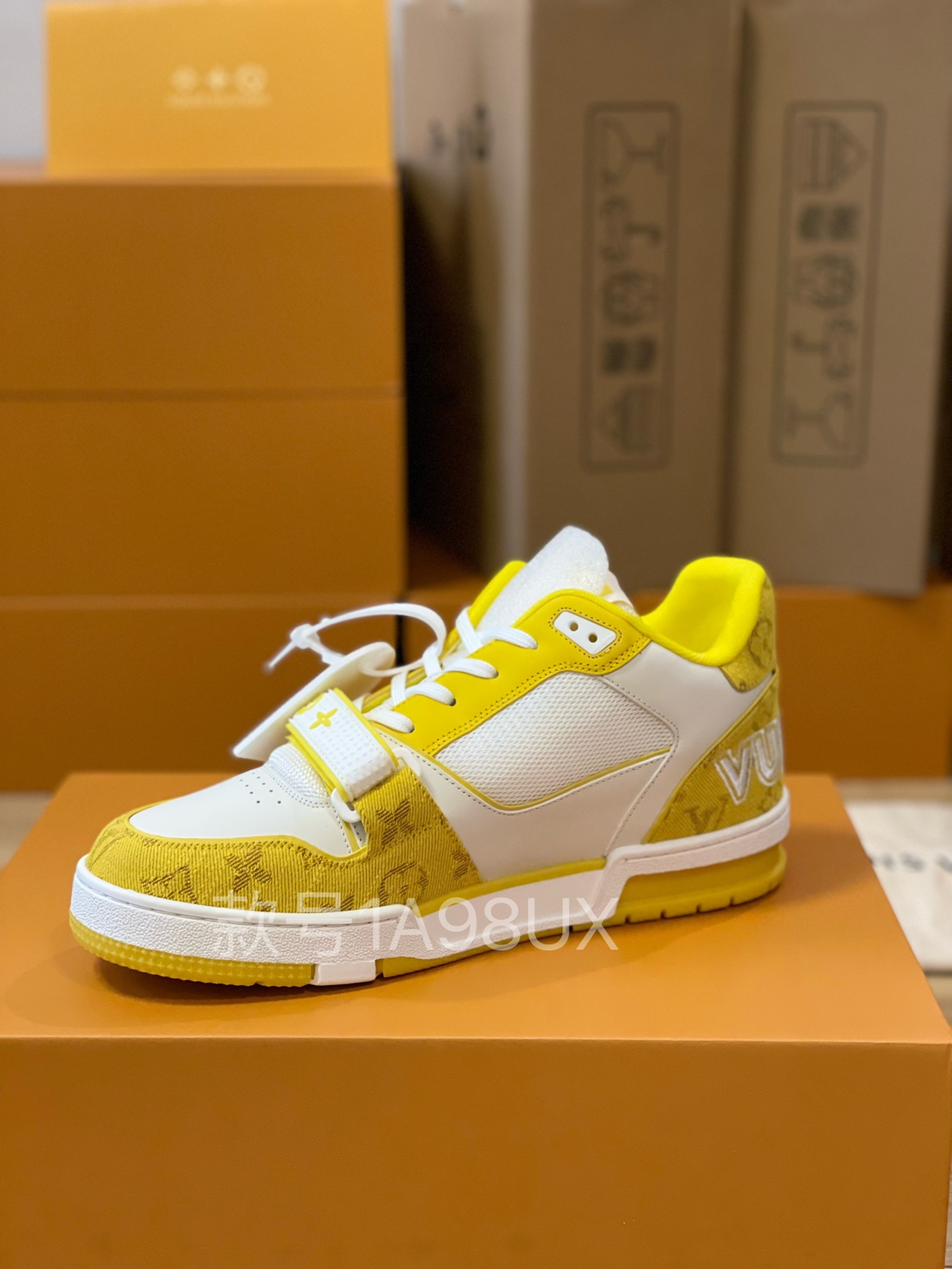 Louis Vuitton Trainer Sneakers Couple Model LD 0727