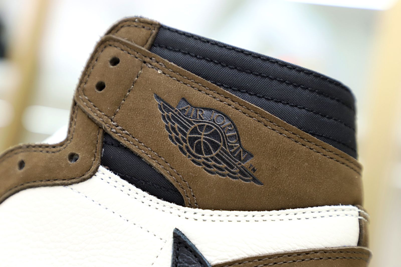 TRAVIS SCOTT X AIR JORDAN 1 RETRO HIGH OG MOCHA