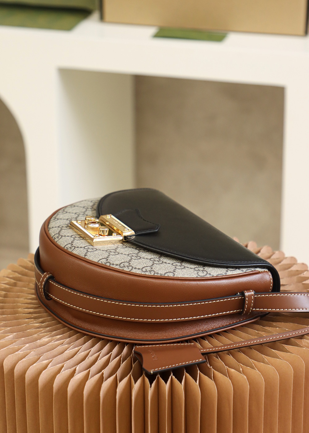 GUCCI 𝙋𝙖𝙙𝙡𝙤𝙘𝙠 series original leather #644524 moon bag