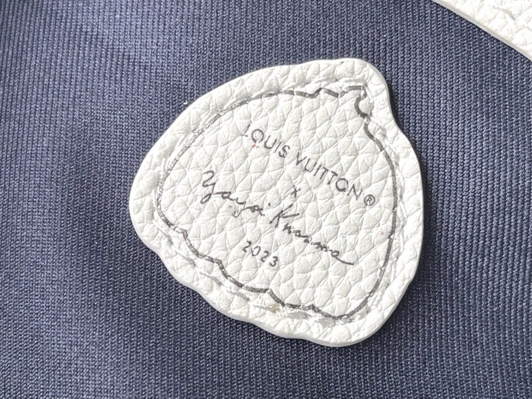 𝐋𝐎𝐔𝐈𝐒 𝐕𝐔𝐈𝐓𝐓𝐎𝐍    M21678