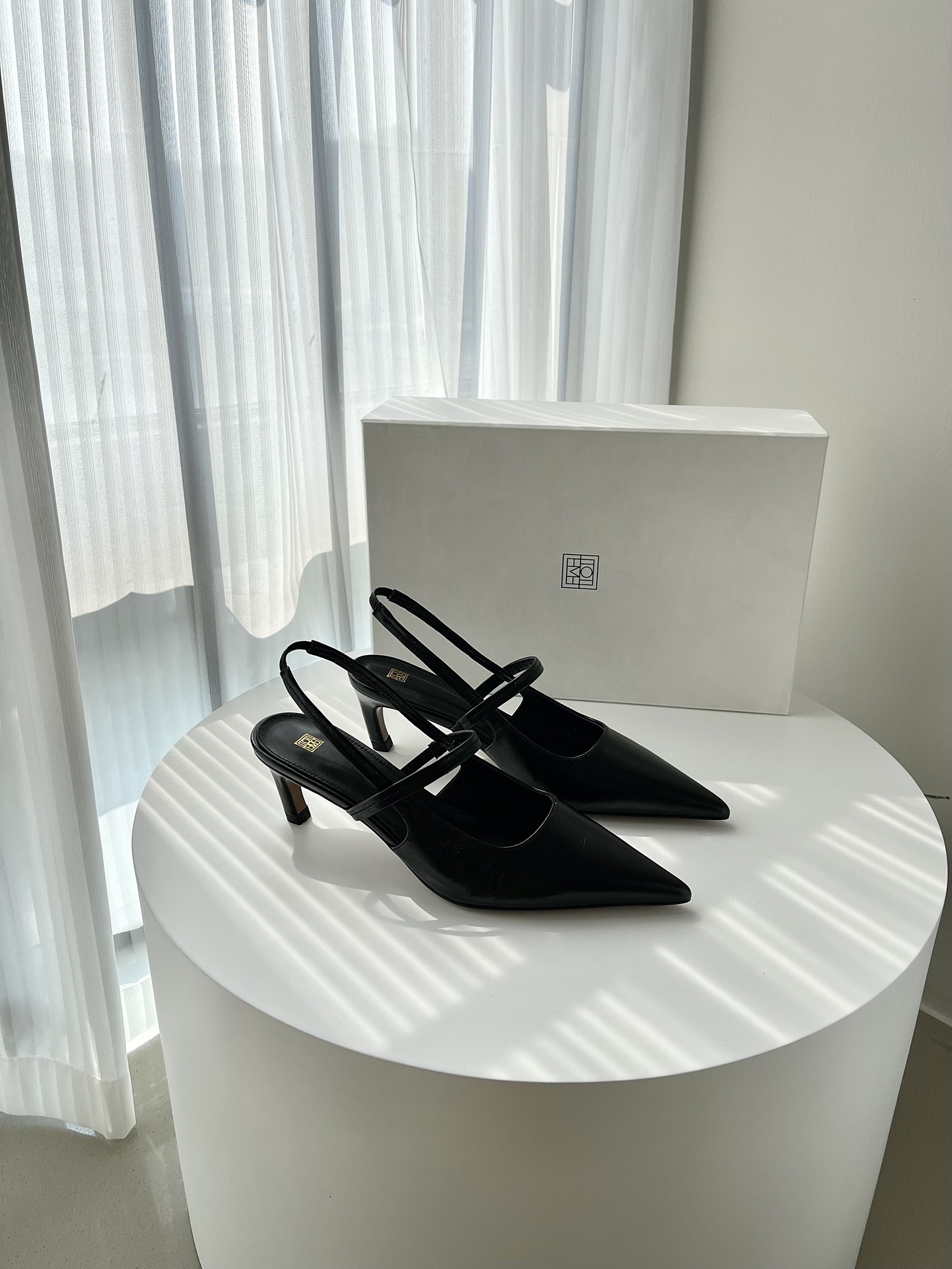 𝐓𝐨𝐭𝐞𝐦𝐞｜𝟐𝟎𝟐𝟑/𝐒𝐒 𝐧𝐞𝐰 Minimalist slingback with a different classic temperament Dry, rigid and soft