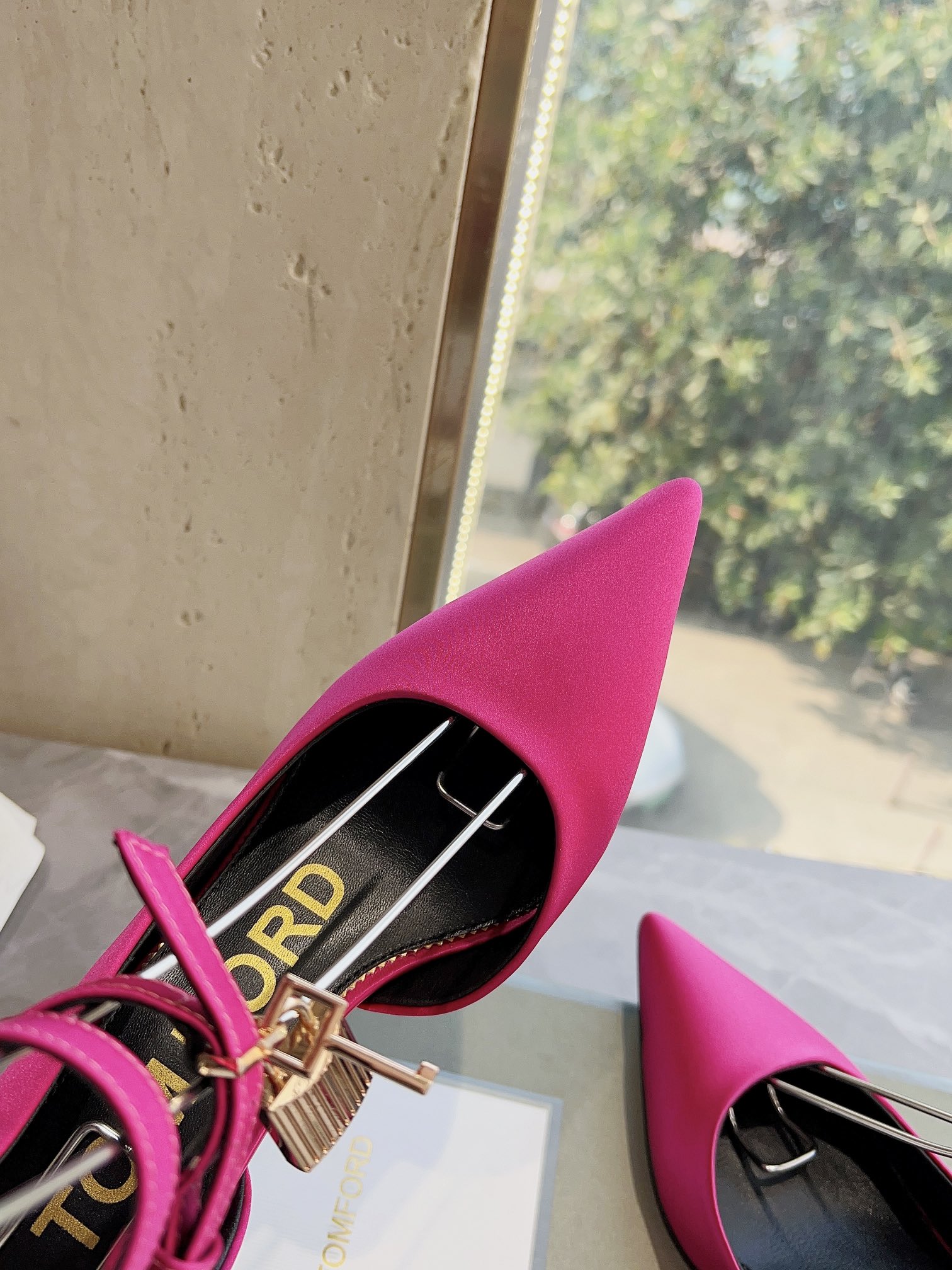 𝐓𝐎𝐌𝐅𝐎𝐑𝐃｜𝟐𝟎𝟐𝟑𝐒𝐒/𝐧𝐞𝐰  Dolce & Ga women's jeweled buckle jacquard raglan heels