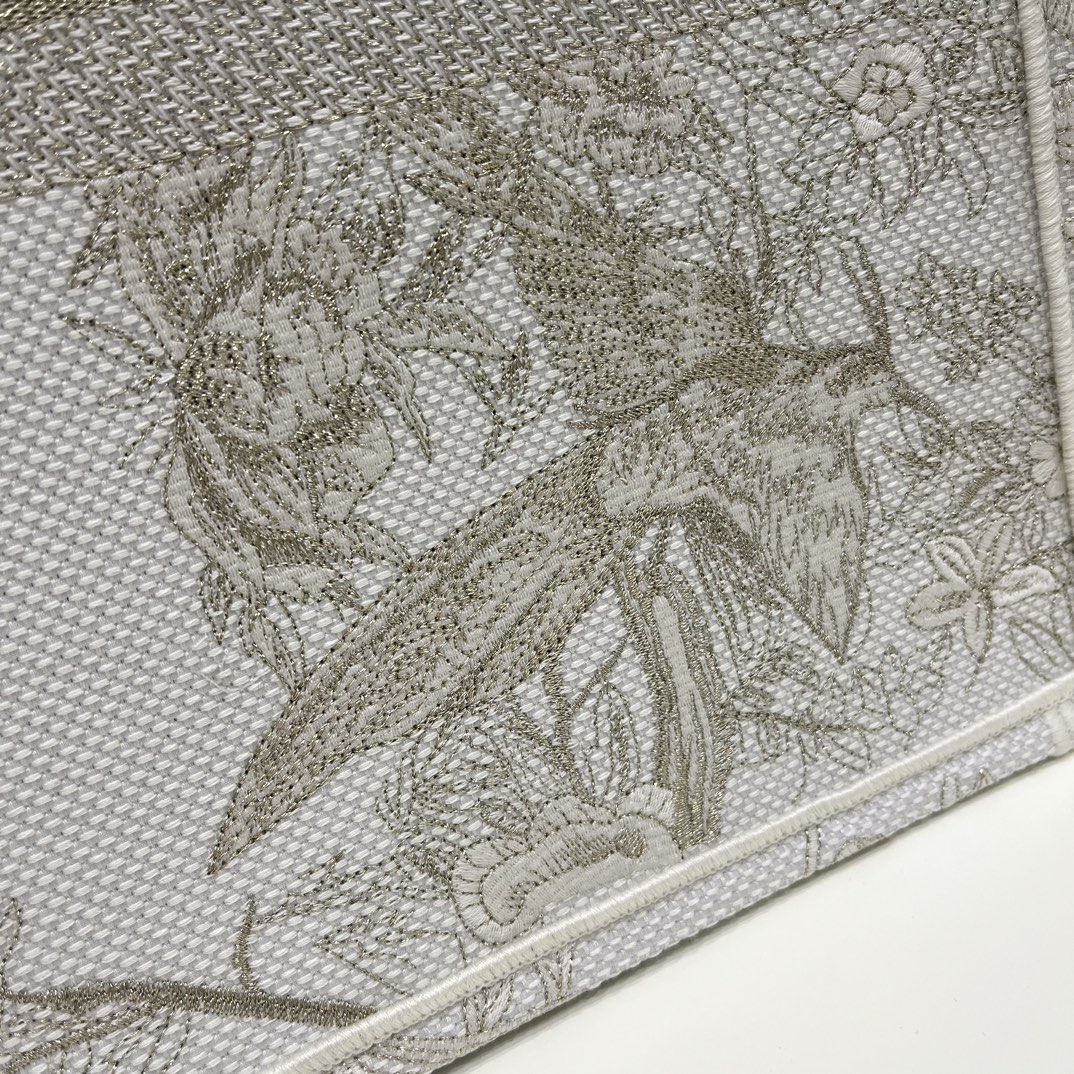 DIOR TOTE Christmas Limited Edition Collection