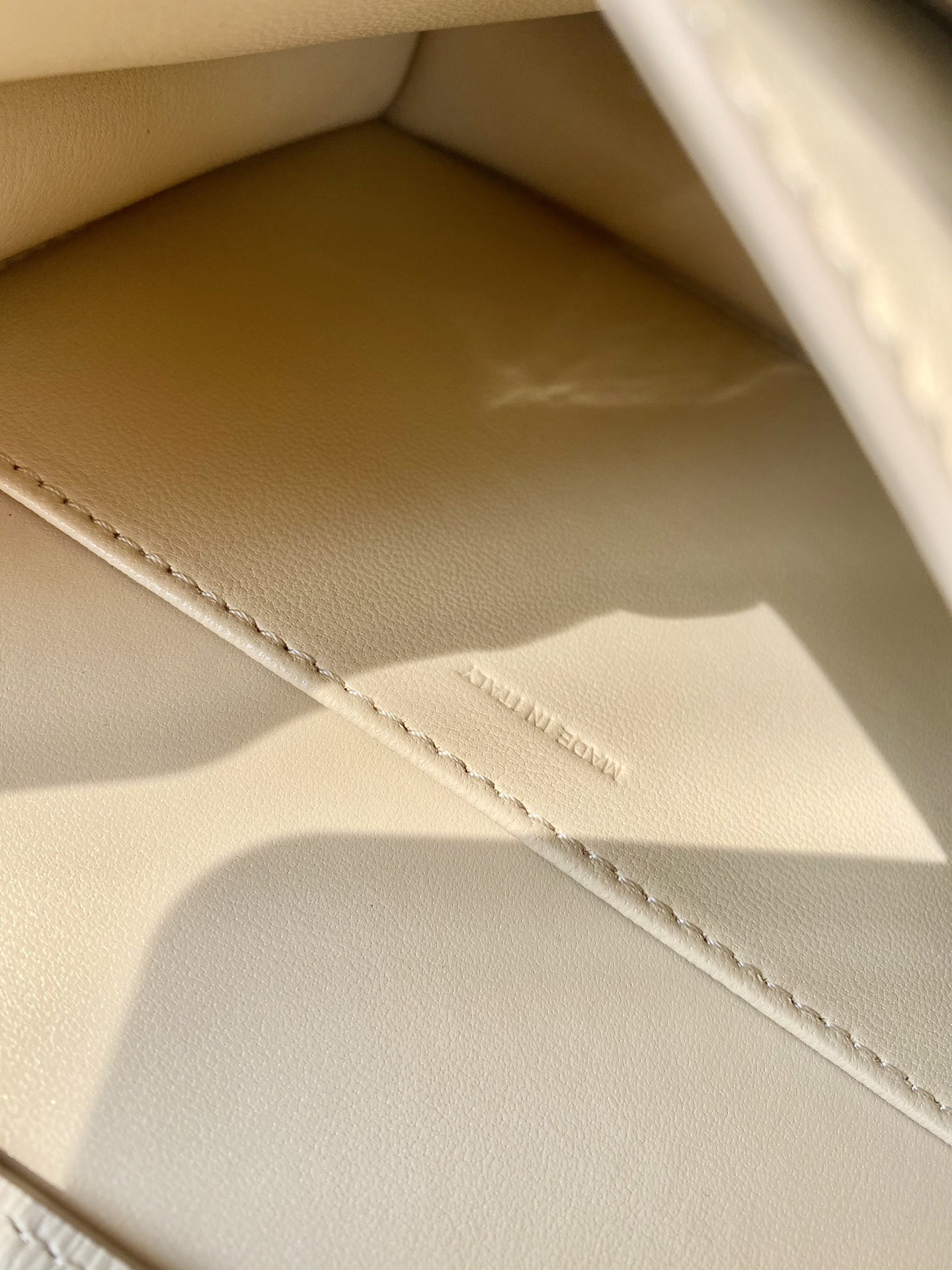 𝐂𝐞𝐥𝐢𝐧𝐞 Box Teen bag in polished calfskin