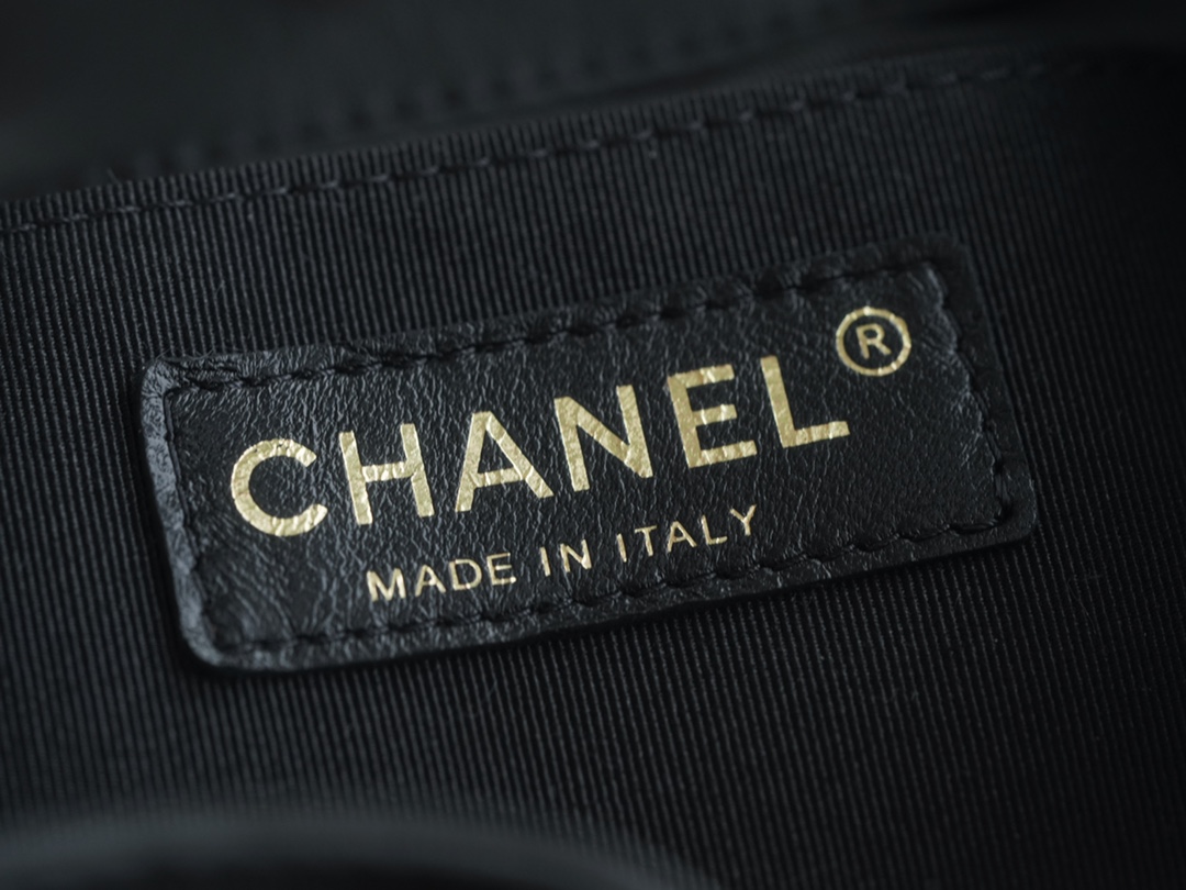 𝗖𝗛𝗔𝗘𝗡𝗟 22 new 𝐃𝐮𝐦𝐚 shoulder bag sheepskin black