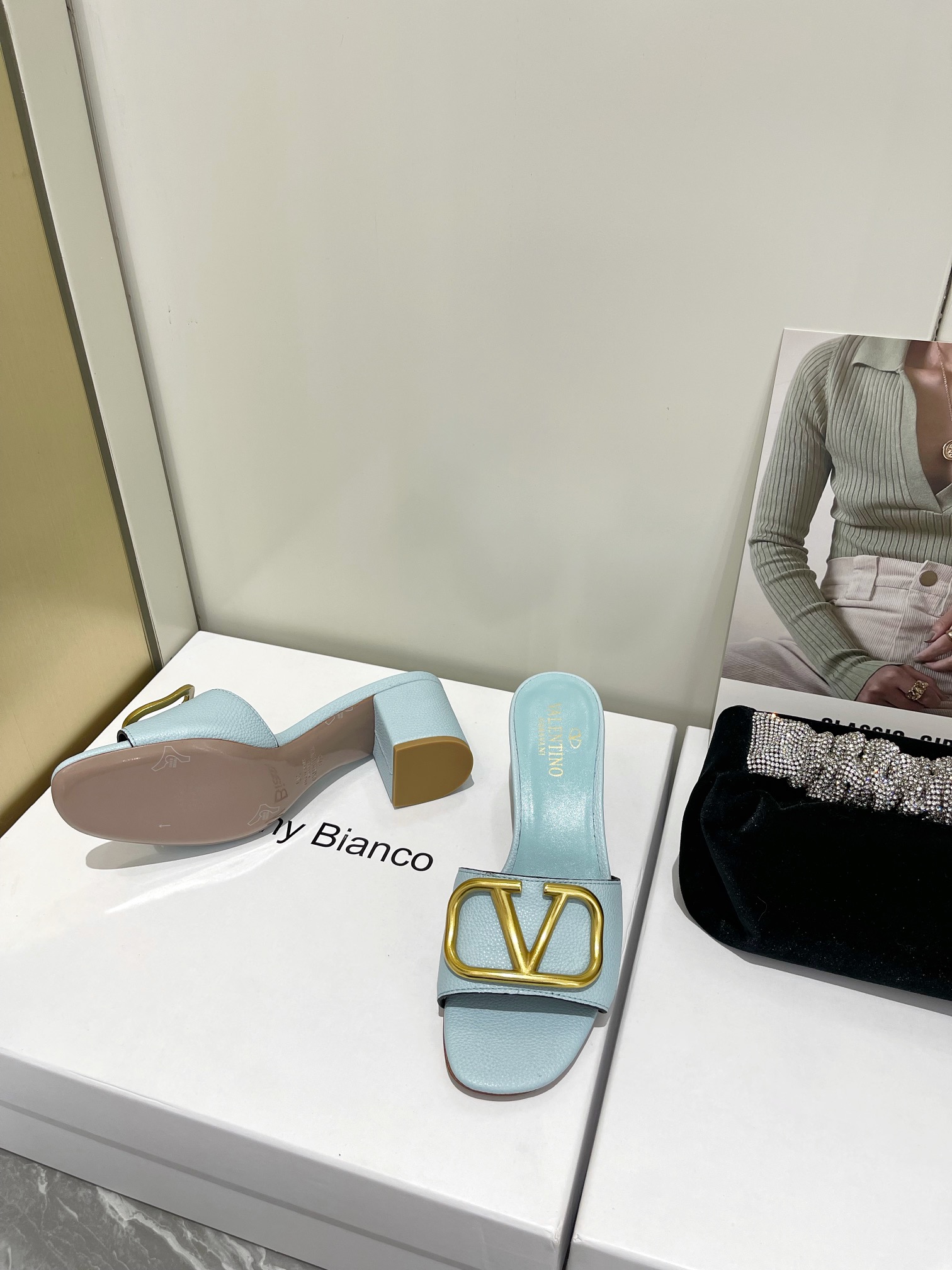 【Valentino】𝟐𝟎𝟐𝟏/𝐒𝐒 𝐧𝐞𝐰  Valentino 2022 / fw spring and summer new women's slippers