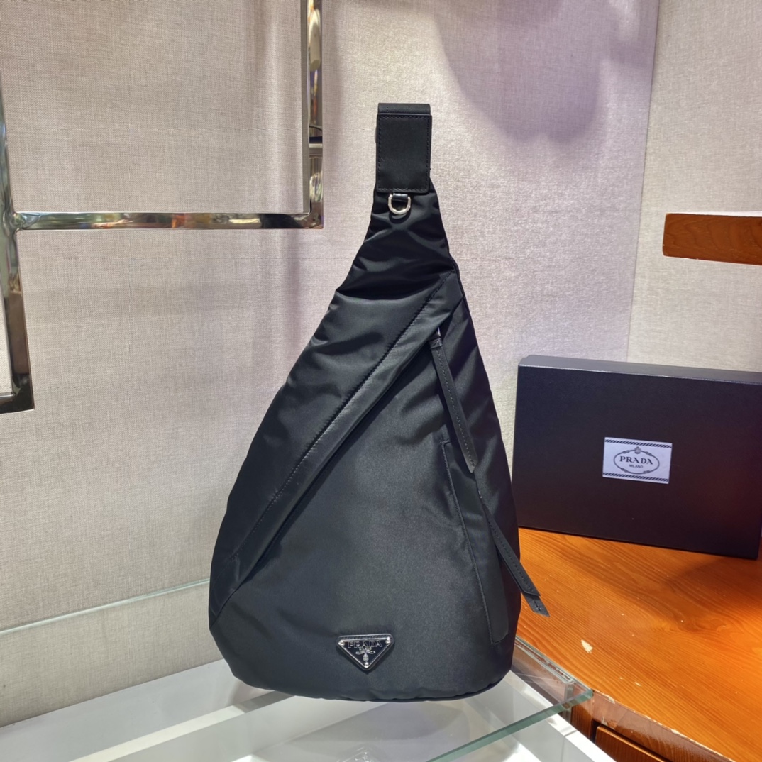 𝐏𝐑𝐀𝐃𝐀 New Chest Bag 2VZ092