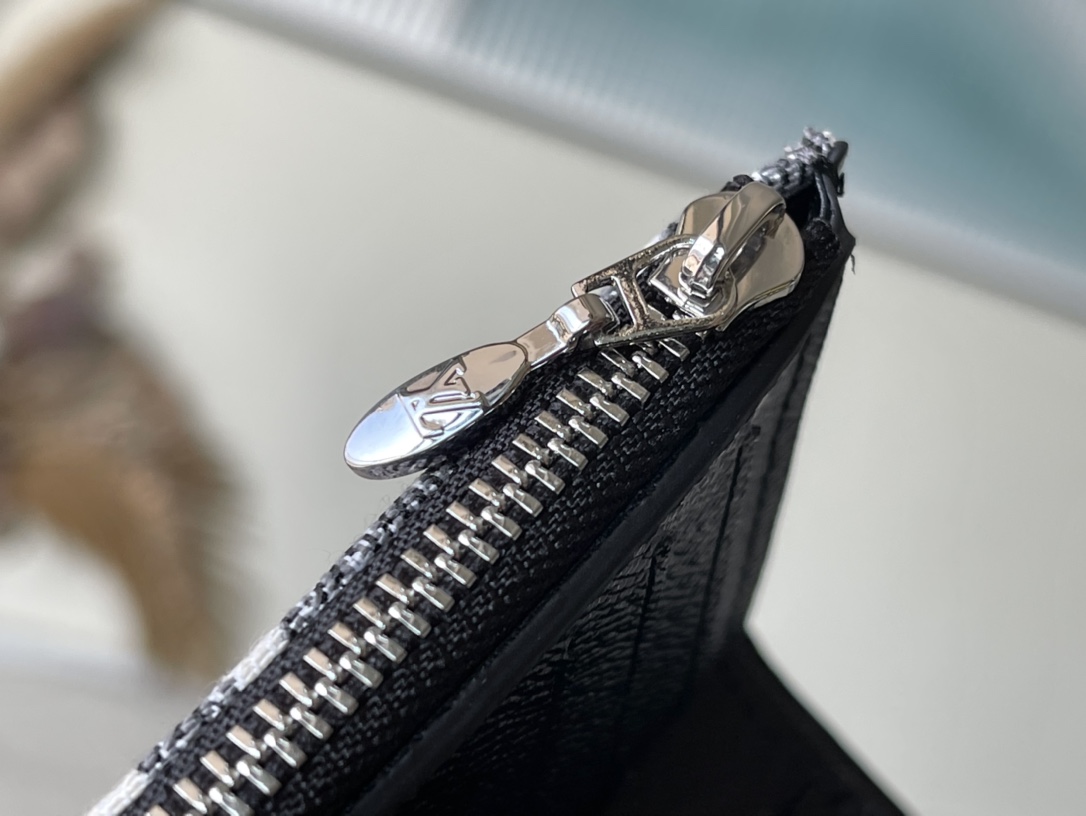 𝐋𝐎𝐔𝐈𝐒 𝐕𝐔𝐈𝐓𝐓𝐎𝐍    M81859