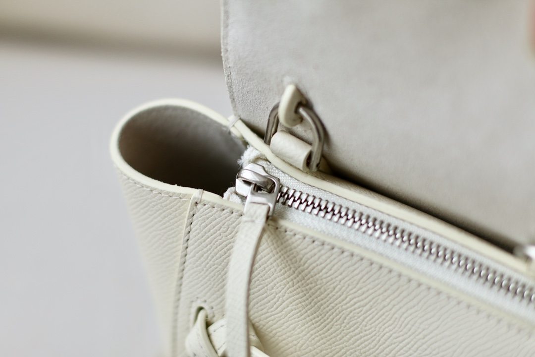 𝐂𝐞𝐥𝐢𝐧𝐞 𝐛𝐞𝐥𝐭 𝐩𝐢𝐜𝐨 𝟏𝟔𝐜𝐦 Grained Calfskin Bag