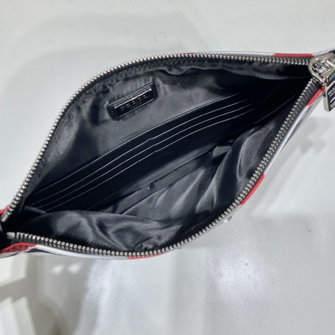 𝐏𝐑𝐀𝐃𝐀 2NH006 Triangle print clutch bag