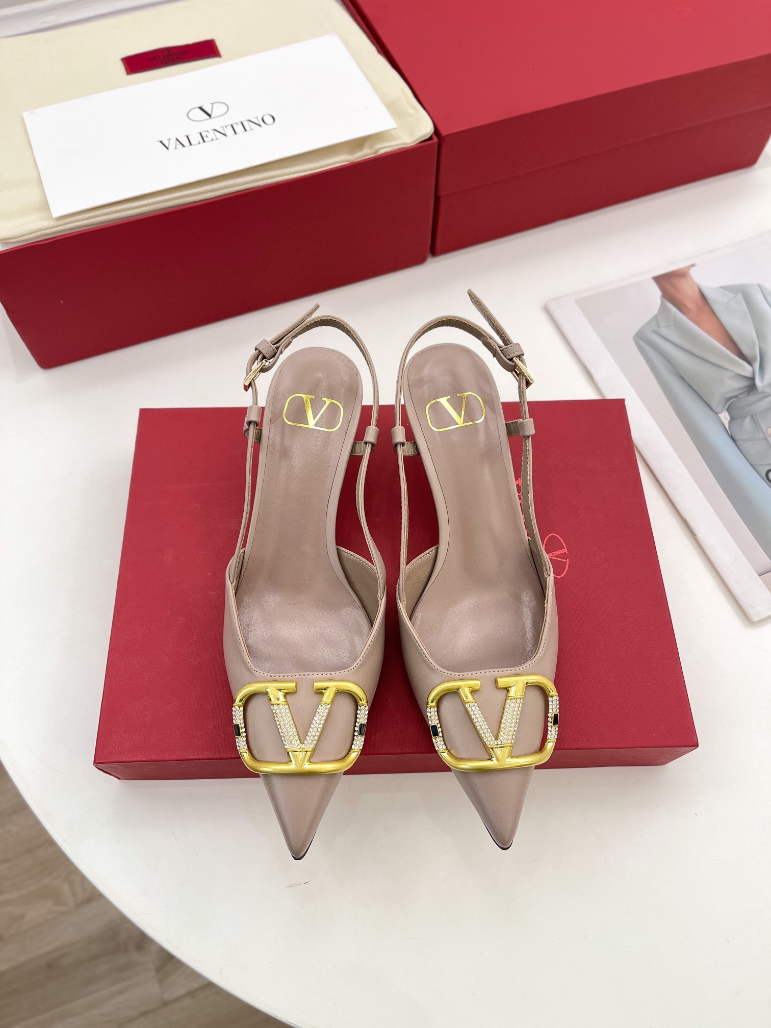 【Valentino】𝟐𝟎𝟐𝟏/𝐒𝐒 𝐧𝐞𝐰 Valentino 2022 spring and summer new large V diamond buckle high heels on the new