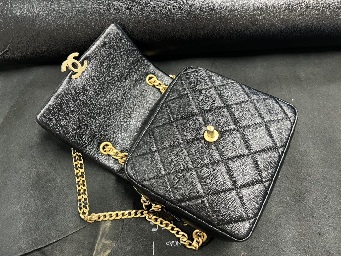 𝗖𝗛𝗔𝗘𝗡𝗟✦ 22P Retro Black Backpack Genuine Leather