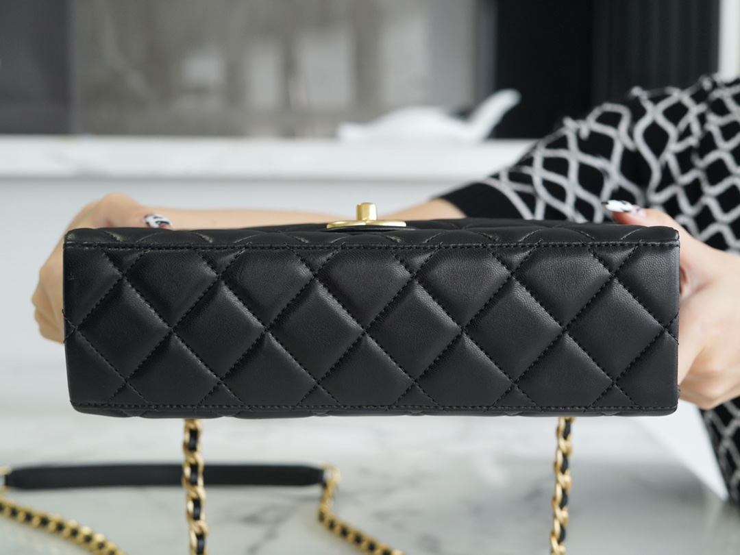 𝗖𝗛𝗔𝗡𝗘𝗟 23p alphabet chain mouth flap bag