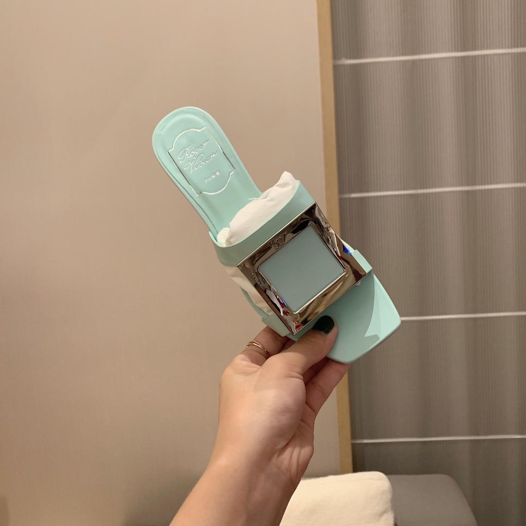 Roger vivier | 𝟐𝟎𝟐𝟏/𝐒𝐒 𝐧𝐞𝐰 2021 Summer Slippers Bikiviv' Metal Buckle PVC Mule Shoes