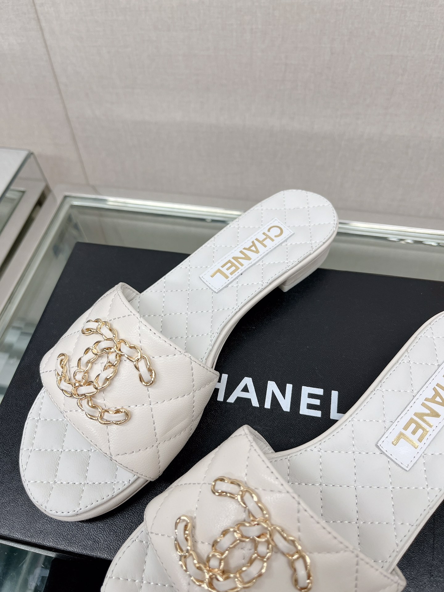 CHANEL 23Ss new diamond check chain double C buckle metal heel slippers sheepskin lining