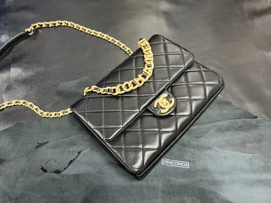 𝗖𝗛𝗔𝗡𝗘𝗟✦ 23p Letter Chain Mouth Flap Bag Genuine Leather