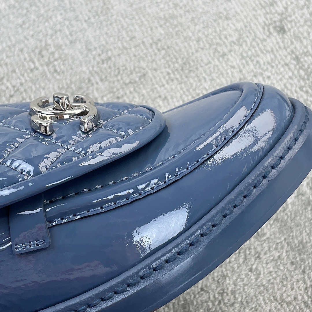 CHANEL a little retro with a flip-flop design through the dye leather sole